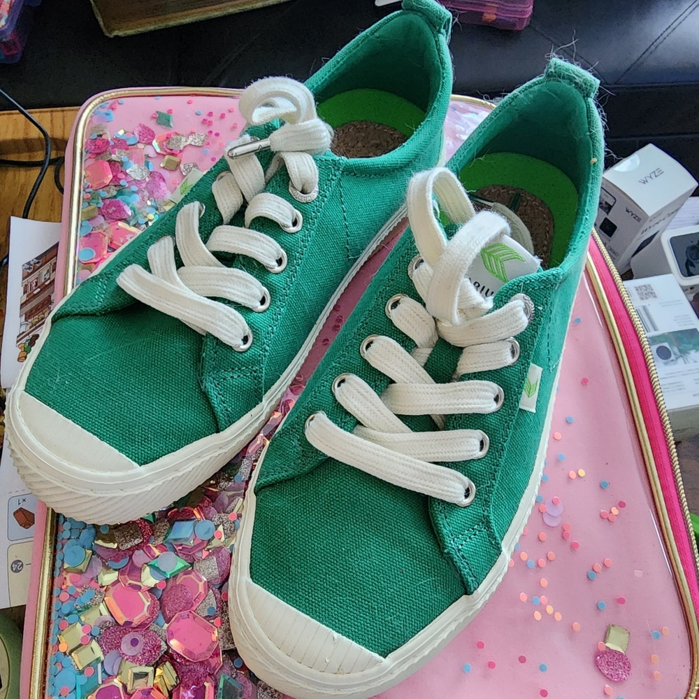 Cariuma Tennis Shoes